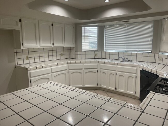 Building Photo - Spacious Home in Porterville