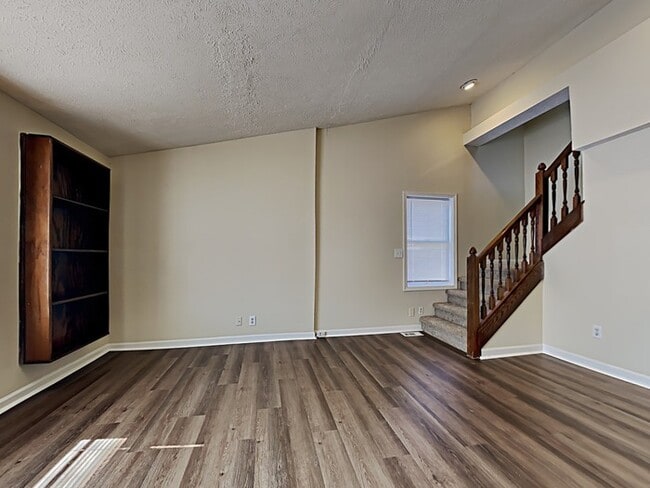 Building Photo - 4 bed 2 bath  with large backyard in Green...