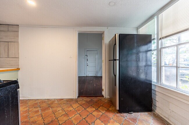 Building Photo - 426 W Woodlawn Ave