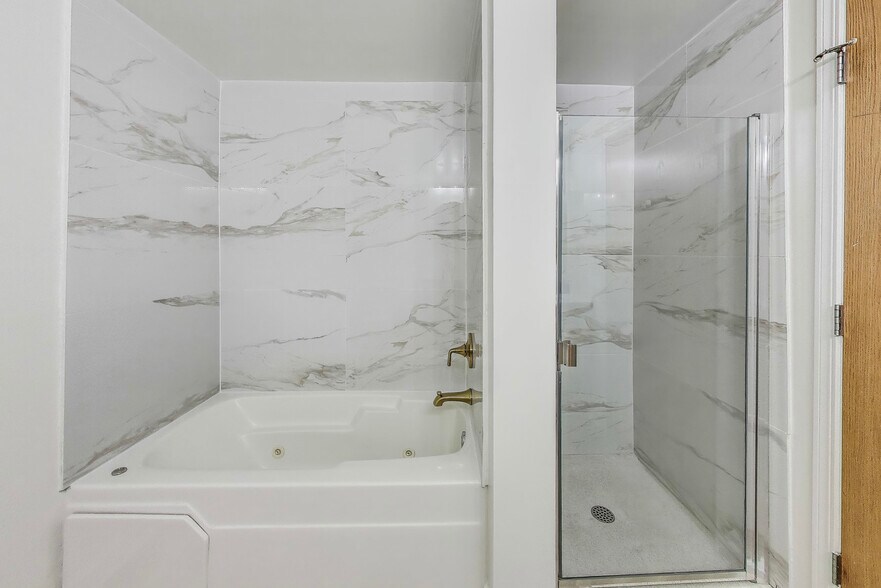 Building Photo - 5 E 14th Pl