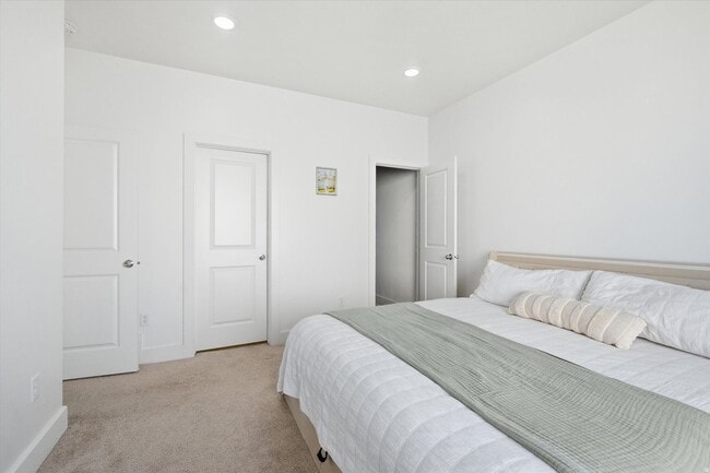 Building Photo - Like-New Rambler in The Village at Fox Meadows | Mountain Views, Pool Community & All Appliances ...