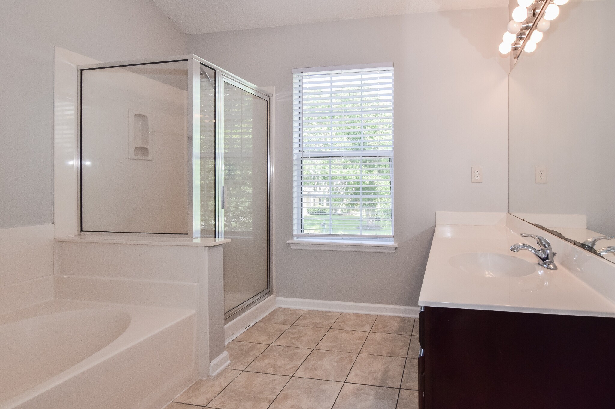 Building Photo - 1827 Falling Creek Cir