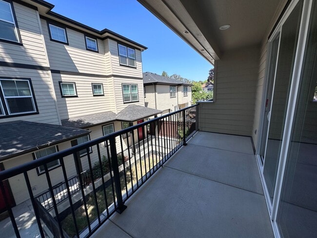 Building Photo - 4 Bedroom / 4 bath New Townhome. Every bedroom is its own Master Suite with your own full bathroo...