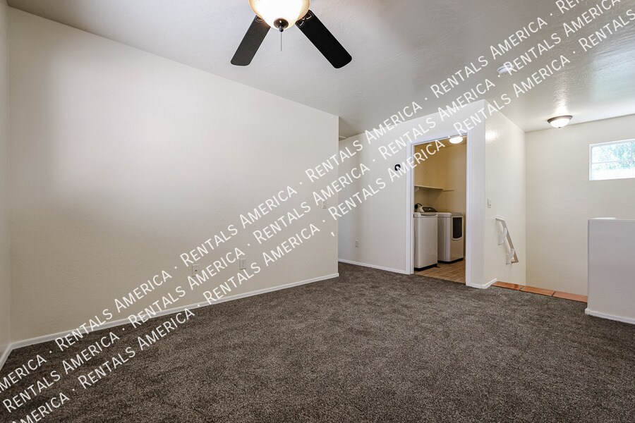 Building Photo - 528 W Mountain Sage Dr