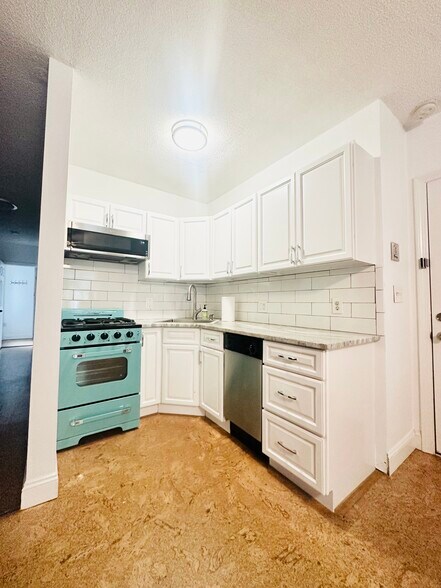 Building Photo - 151 W 6th St