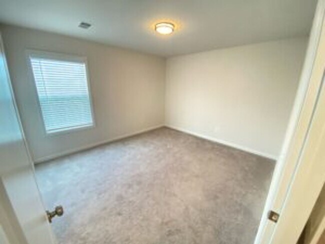 Building Photo - Like New in Longview!