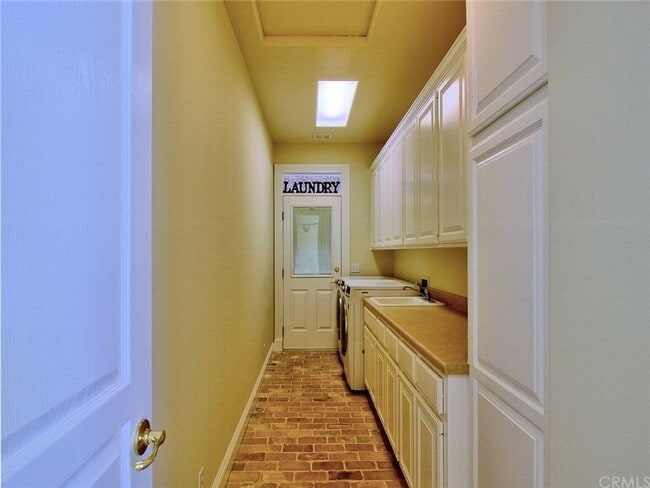 Building Photo - 1865 Vineyard Dr