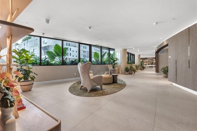 Building Photo - 700 NE 24th St