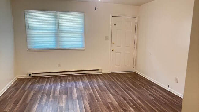 Building Photo - SRP-SH048-2033 Fallsdale Drive 1-4