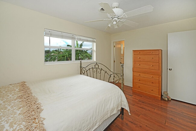 Building Photo - 1001 SE 5th Ave