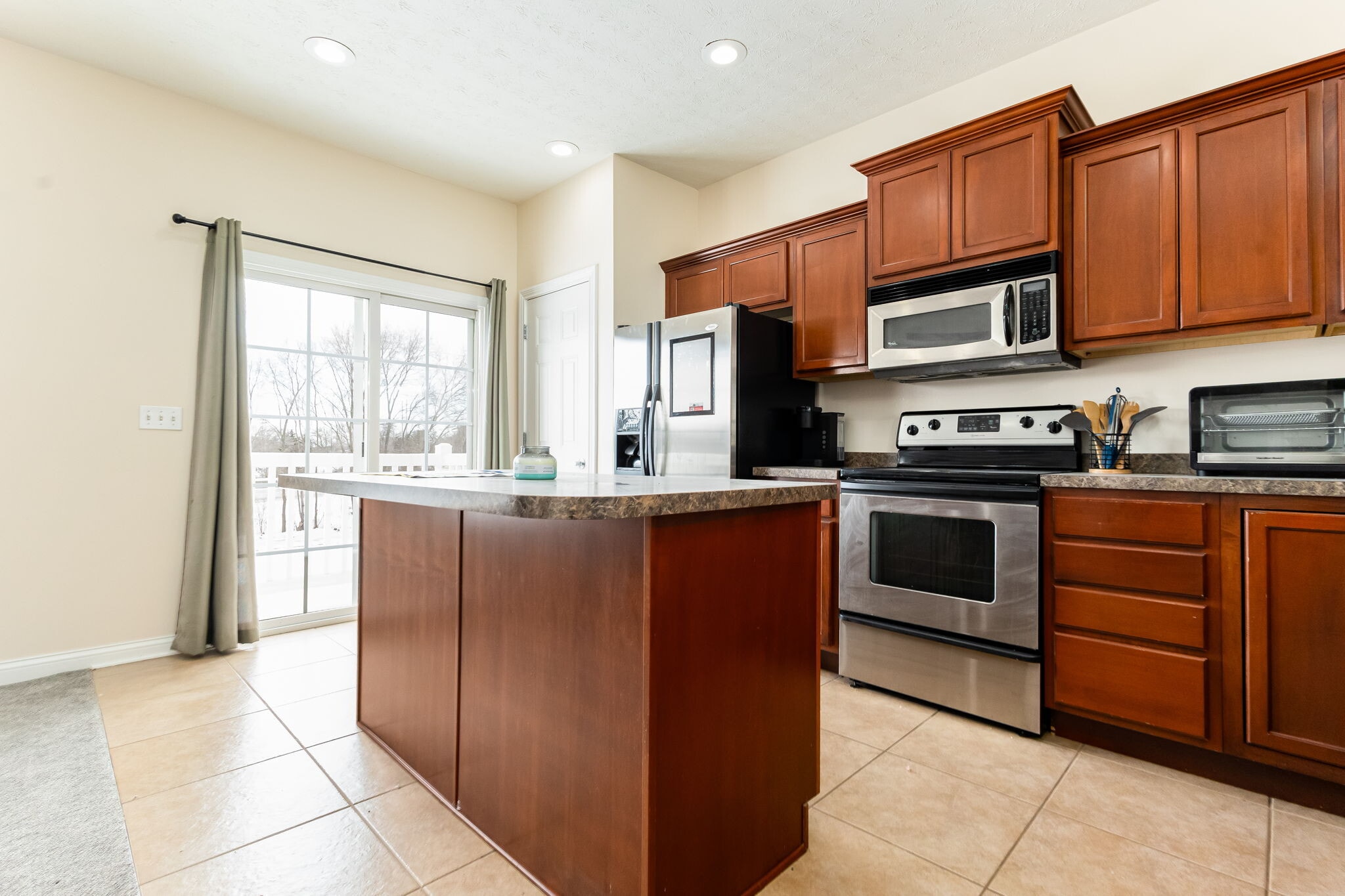 Building Photo - 433 Abbey St