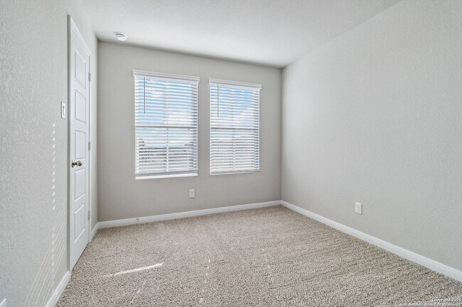 Building Photo - Luxury Townhome in Abbott Run!