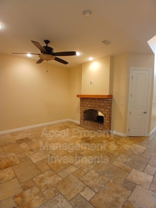 Building Photo - 2423 W Hampton Ave