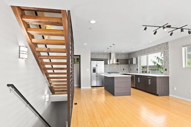 Building Photo - Air Conditioned Judkins Parkside Townhome ...