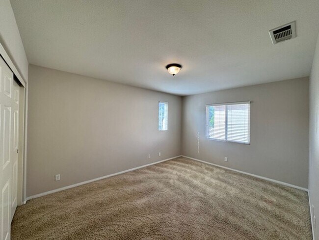 Building Photo - Beautiful 4 bedroom Temecula home sitting ...