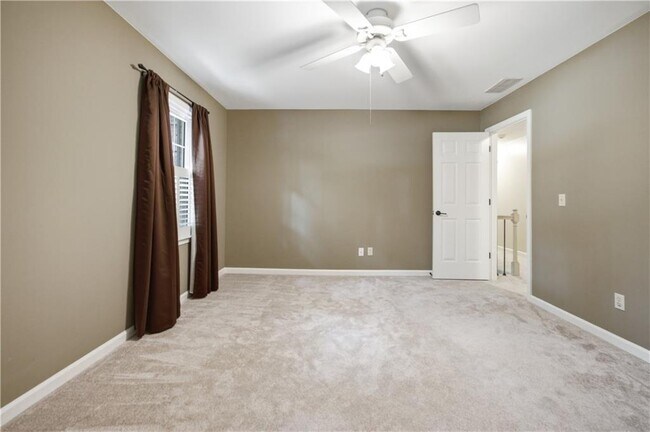 Building Photo - 5525 Hampstead Way