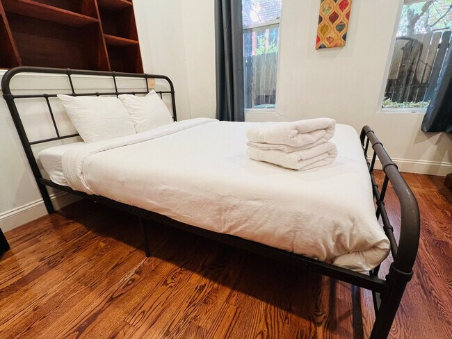 Building Photo - 3209 W Fairview Pl