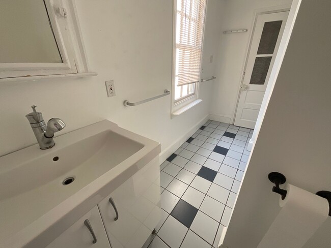 Building Photo - 624 Catharine Street