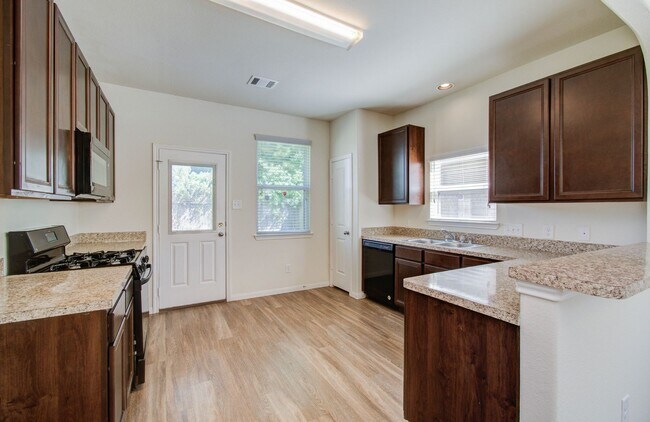 Building Photo - Open Layout & Large Backyard in Houston’s Evergreen Villas – 3 Beds, 2½ Baths