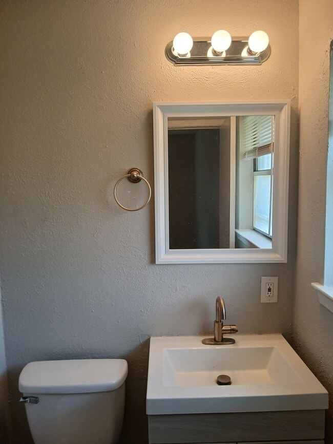 Building Photo - 3 Bedrooms, 1.5 Bathrooms, 1 Car Garage Ne...