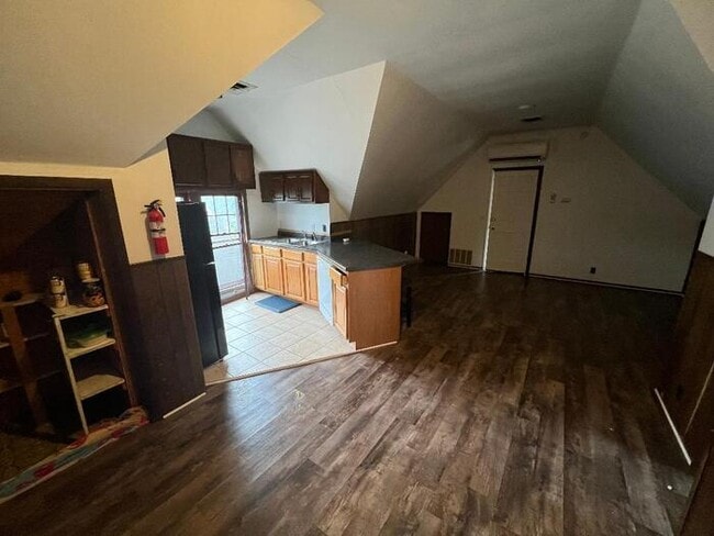 Building Photo - Upper 1 Bedroom Apartment