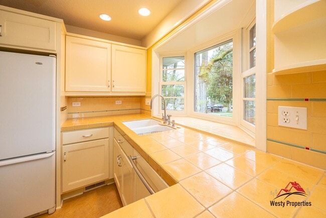 Building Photo - 3205 NE Davis St