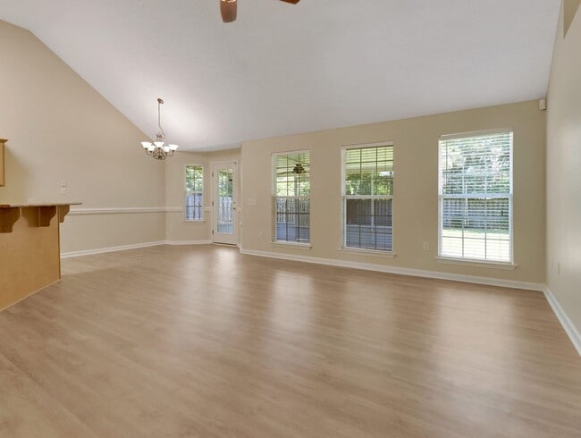 Building Photo - 3 Bed/2 Bath Home in Main Street!