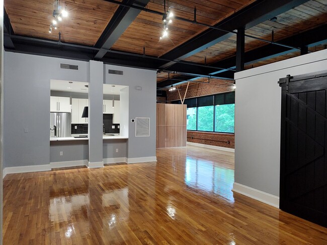 Building Photo - Luxury studio located in Factory South!