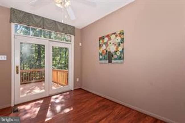 Building Photo - WELL MAINTAINED TOWNHOUSE WITH ONE CAR GARAGE, DECK,