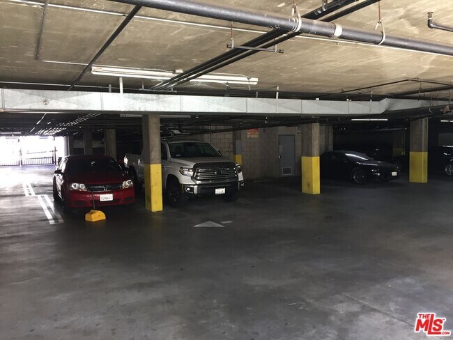 Building Photo - 428 S Grand View St