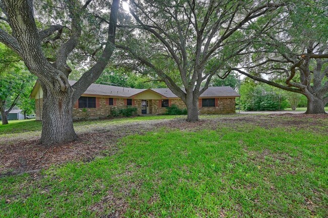 Building Photo - 915 Farmers Rd