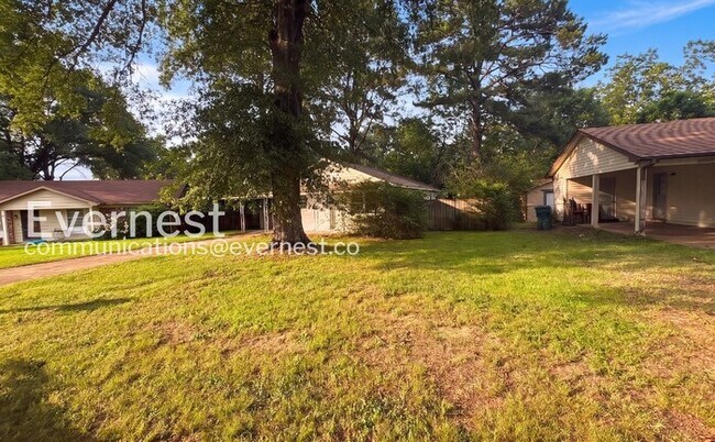 Building Photo - Cozy Home with Fenced Yard and Parking. / 3 Bed & 1 Bath / Availability Now!