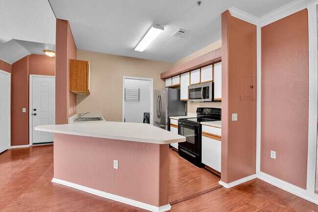 Building Photo - $2,195.00, 2 bed, 1 .5 bath located in Aur...