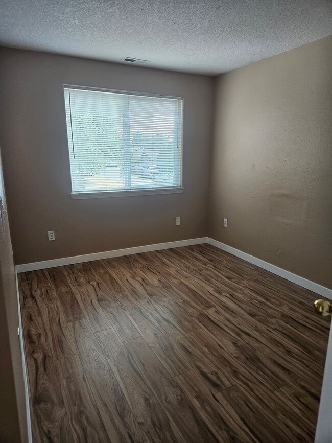 Building Photo - Spacious 3 bedroom 2.5 bath in Hillsboro