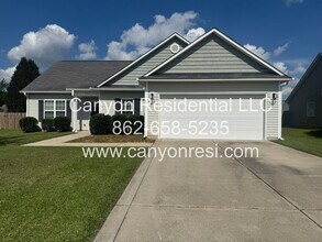 Building Photo - Spacious 3-Bedroom Home for Rent in Raeford