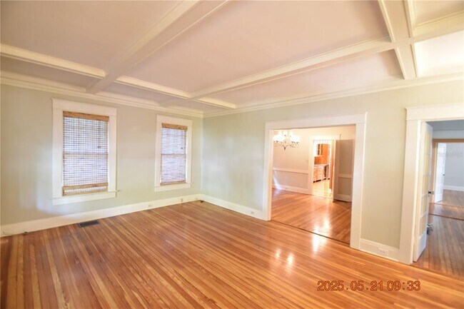 Building Photo - 810 S Packwood Ave
