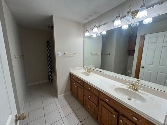 Building Photo - Spacious and Private Midway ISD Home