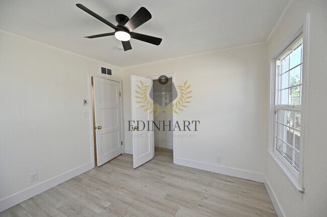 Building Photo - 1584 N Carruth Ave