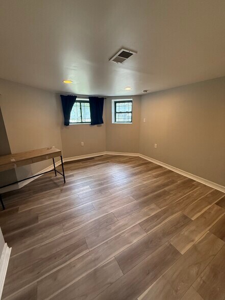 Building Photo - 2034 N Sawyer Ave
