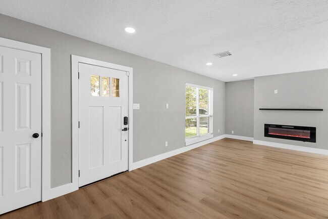 Building Photo - 12223 Kingslake Forest Dr