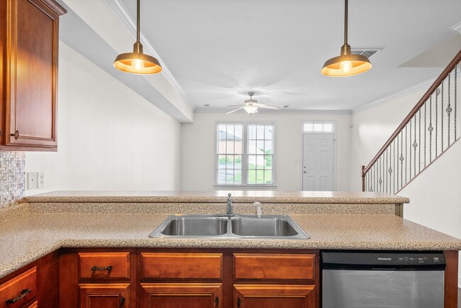 Building Photo - Pet Friendly Condo Downtown!