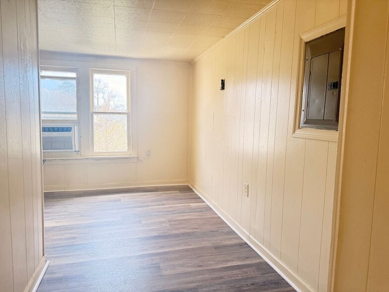 Building Photo - 502 Oak Dr
