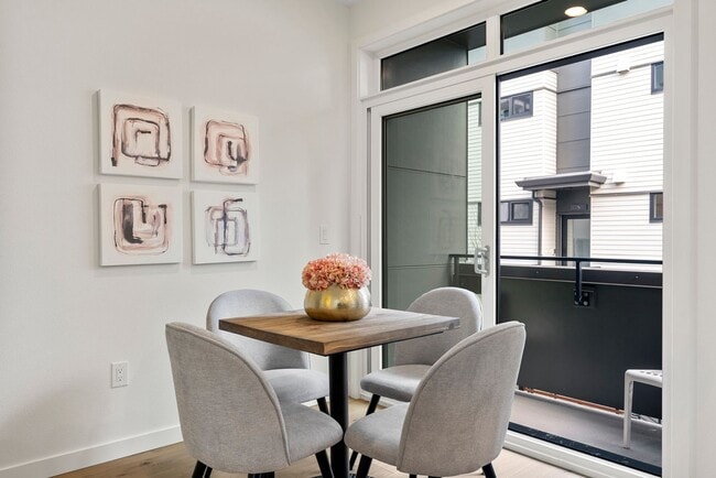Building Photo - Beautiful Eastlake Condo