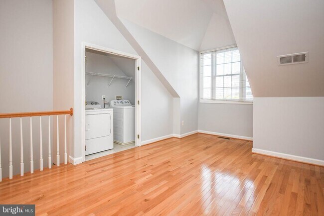 Building Photo - 1303 Cameron Hill Ct