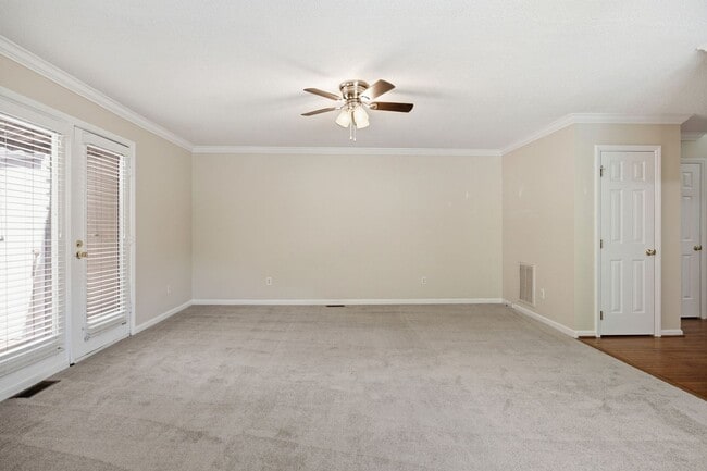 Building Photo - Beautiful End-Unit Townhome with Fresh Updates in Convenient Raleigh Location!