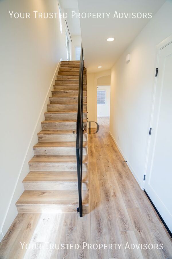 Building Photo - 1371 N Vulcan Ave