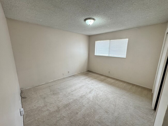 Building Photo - COM736