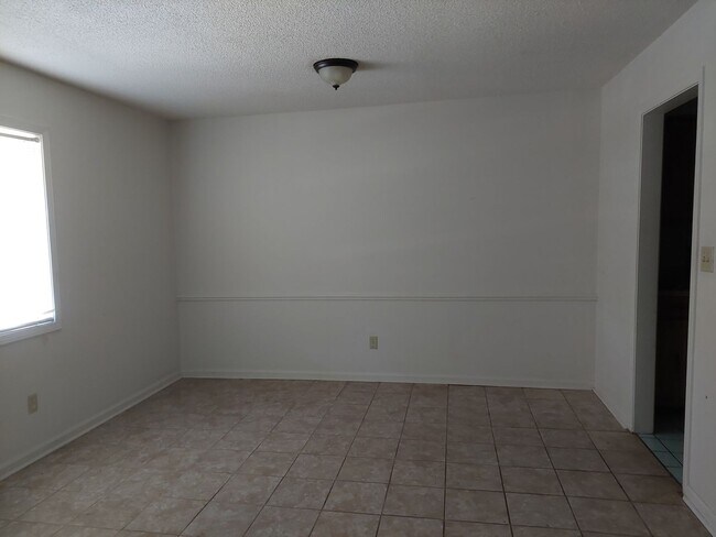 Building Photo - Sheffield Drive 1818 ****Pender