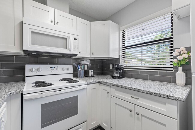 Building Photo - Ready to move in!