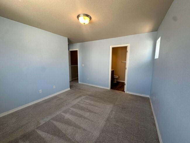 Building Photo - Modern Living in Skyview Village